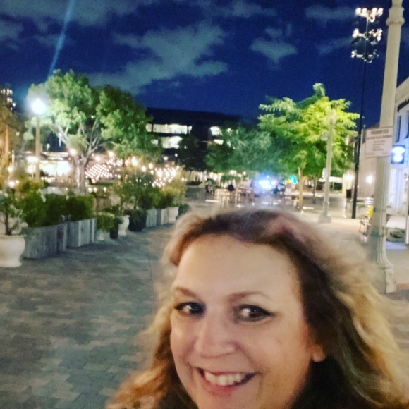 Meet your Posher, Julia - Picture 3 of 6